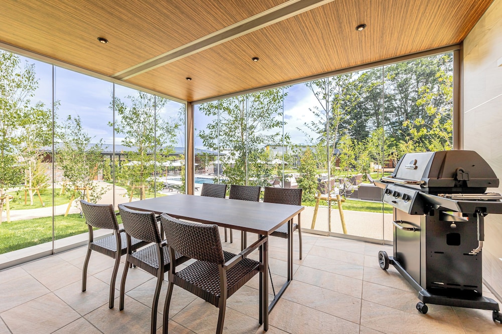 ラグジュアリー スイート 1 ベッドルーム 禁煙 サウナ 客室内のダイニングエリア0 | AWAUMI 富士河口湖リゾート