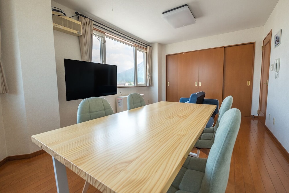 デラックス スイート 客室内のダイニングエリア0 | Ezo Fujiya Niseko House