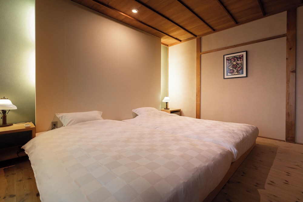 [井筒楼 参番]次の間付1階和室･ベッドルーム 禁煙 客室2 | 浪漫の宿 井筒楼