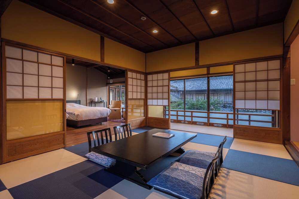 [井筒楼 七番]琉球畳の2階和洋室 禁煙 | 浪漫の宿 井筒楼