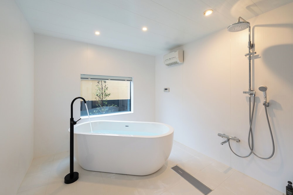 [井筒楼 弐番]テラス･お風呂付1階洋室 禁煙 バスルーム1 | 浪漫の宿 井筒楼