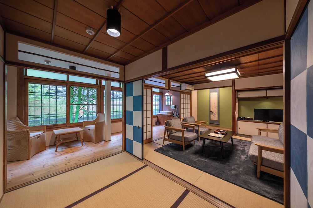 [井筒楼 参番]次の間付1階和室･ベッドルーム 禁煙 | 浪漫の宿 井筒楼