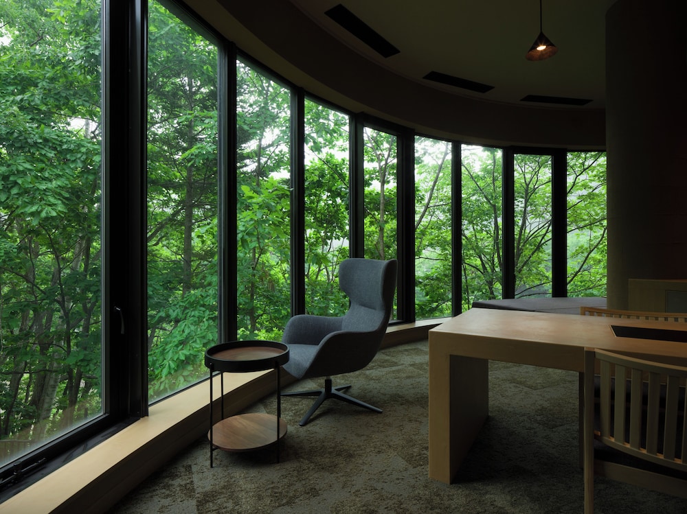 お食事を客室に備えた専用の扉にお届けする完全セルフサービスのパノラミックスイート201 禁煙 リビング エリア0 | 翠巌