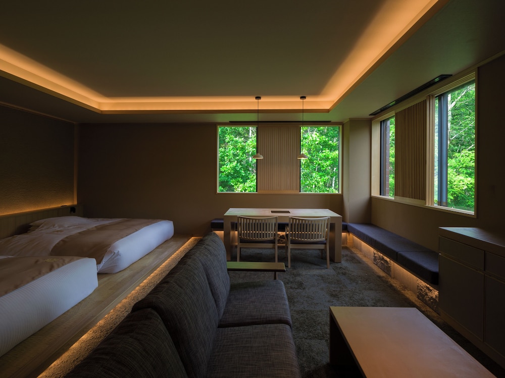 お食事を客室に備えた専用の扉にお届けする完全セルフサービスのベーシックスイート302 禁煙 リビング エリア0 | 翠巌