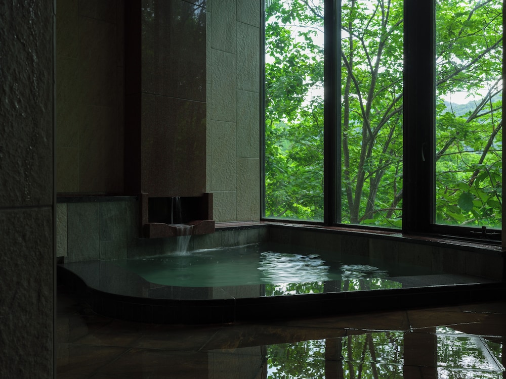 お食事を客室に備えた専用の扉にお届けする完全セルフサービスのパノラミックスイート201 禁煙 | 翠巌