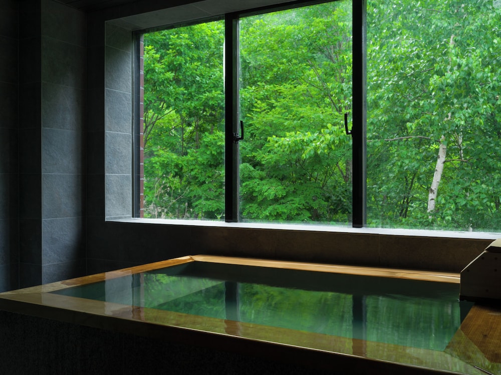 お食事を客室に備えた専用の扉にお届けする完全セルフサービスのデザインスイート301 禁煙 | 翠巌