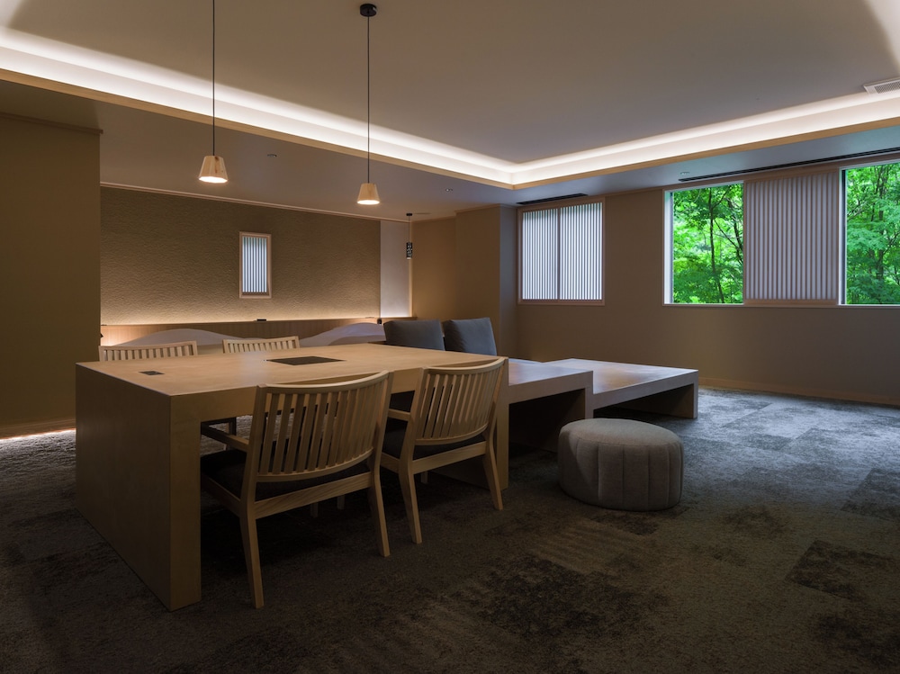 お食事を客室に備えた専用の扉にお届けする完全セルフサービスのデザインスイート301 禁煙 リビング エリア0 | 翠巌