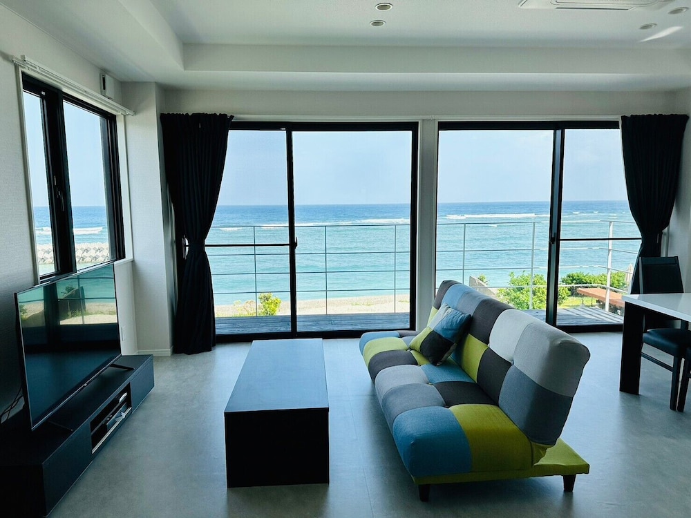 パノラミック ハウス リビング エリア1 | AZ Hotel Ocean View