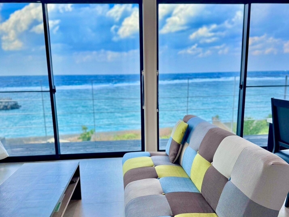 パノラミック ハウス リビング エリア2 | AZ Hotel Ocean View