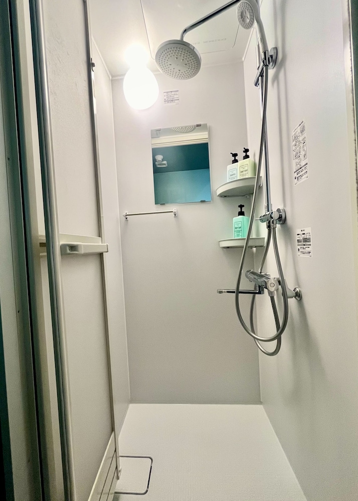 ベーシック ツインルーム バスルームのシャワー1 | わさび三田ホテル