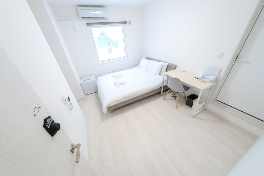 スタンダード ルーム ダブルベッド 1 台 禁煙 専用バスルーム 客室2 | JL HOUSE KUTCHAN