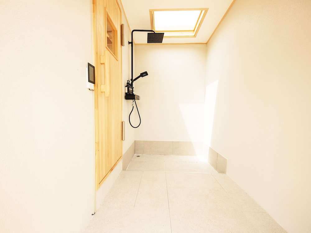 パノラミック コテージ サウナ バスルームのシャワー0 | HOLE37