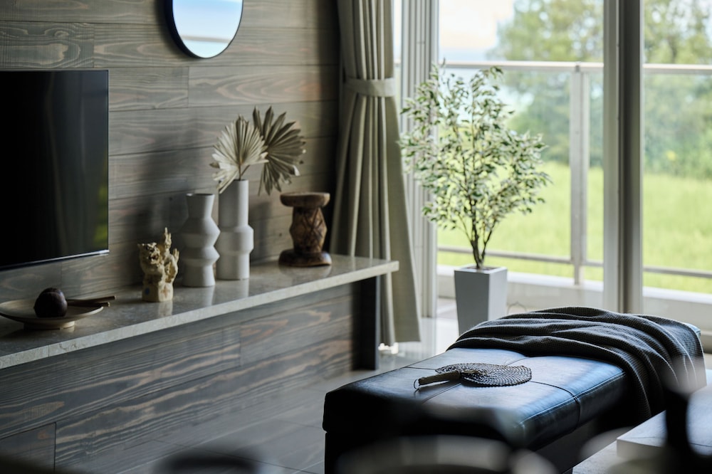 ラグジュアリー コンドミニアム リビング エリア2 | Grand blue 303