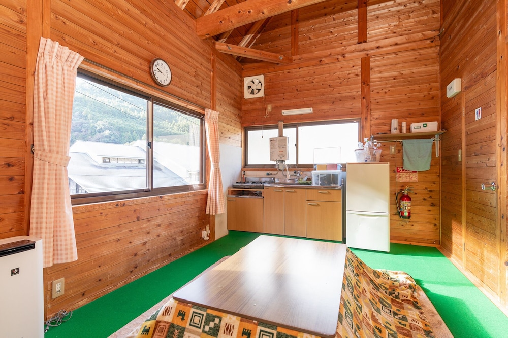 クラシック コテージ 禁煙 キッチン 客室2 | おとなしの郷 キャンプ場 & コテージ