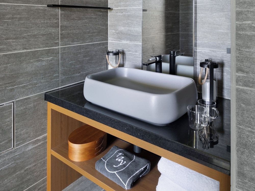 エコノミー ダブルルーム オーシャンビュー バスルーム2 | 五島リトリート ray by 温故知新