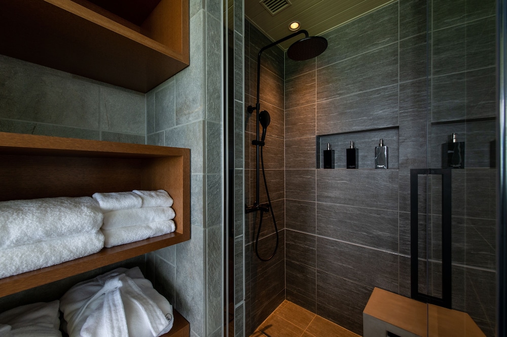 スーペリア ツインルーム バルコニー オーシャンビュー バスルームのシャワー0 | 五島リトリート ray by 温故知新