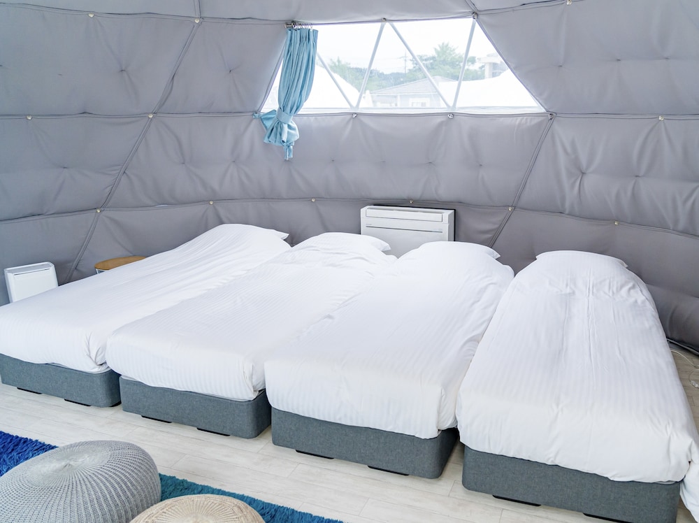 ドームテント (シングルベッド4台) 禁煙 客室1 | 高滝湖グランピングリゾート