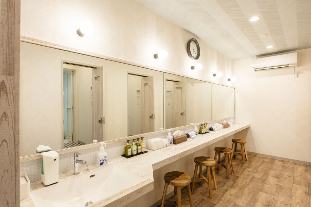 ドームテント (シングルベッド4台) 禁煙 バスルーム0 | 高滝湖グランピングリゾート