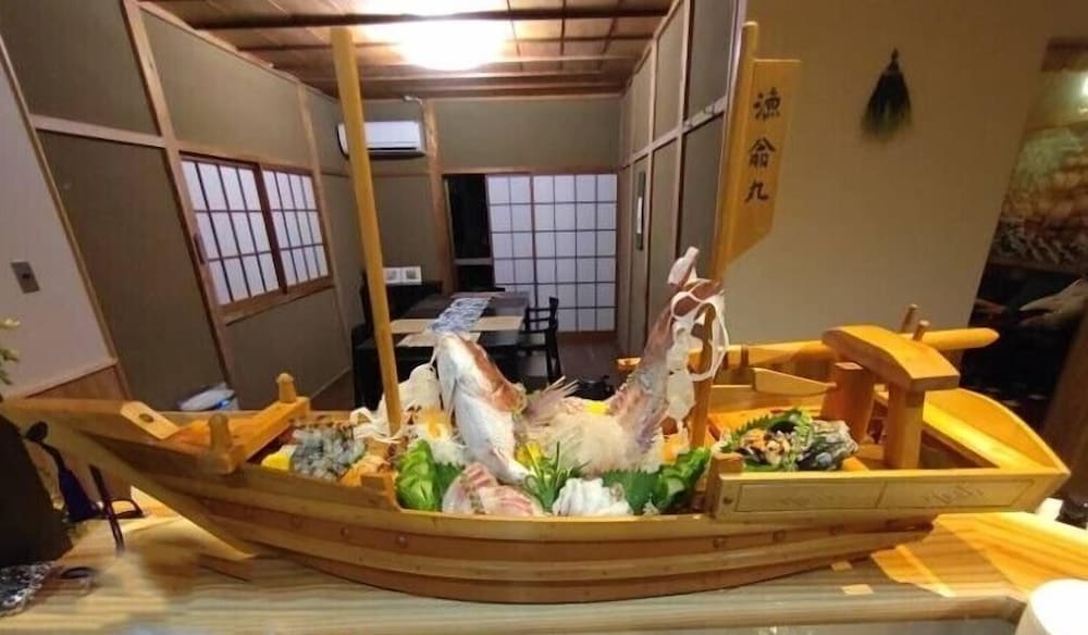 コンフォート ハウス 3 ベッドルーム 禁煙 オーシャンビュー (二食付きまたはオプション付きプランあり) 客室内のダイニングエリア1 | 南瀬戸ブルーリゾート 鹿老渡 KAROTO 風待ち邸