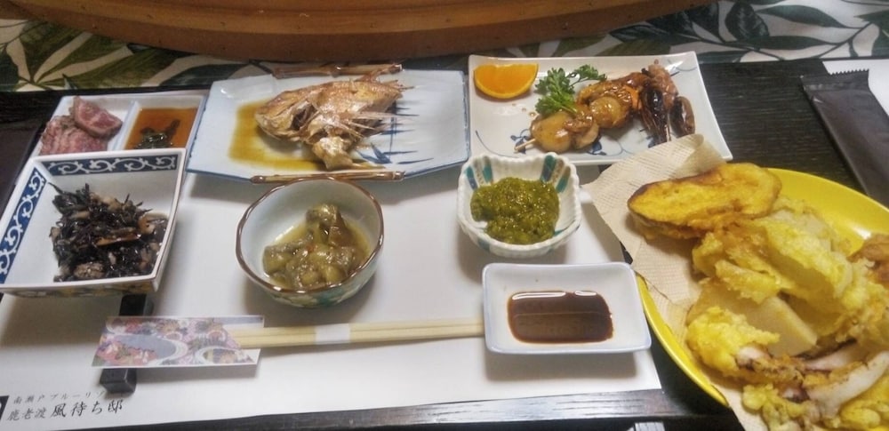 コンフォート ハウス 3 ベッドルーム 禁煙 オーシャンビュー (二食付きまたはオプション付きプランあり) 客室内のダイニングエリア6 | 南瀬戸ブルーリゾート 鹿老渡 KAROTO 風待ち邸