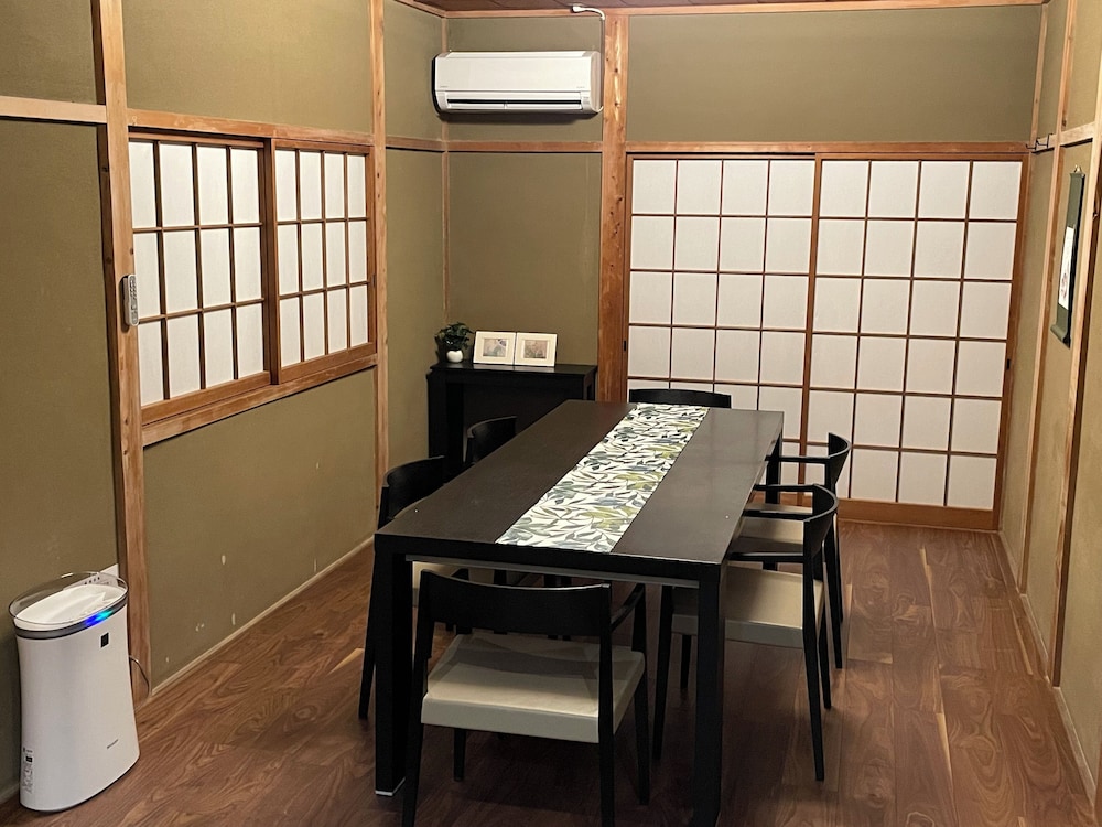 コンフォート ハウス 3 ベッドルーム 禁煙 オーシャンビュー (二食付きまたはオプション付きプランあり) 客室内のダイニングエリア0 | 南瀬戸ブルーリゾート 鹿老渡 KAROTO 風待ち邸