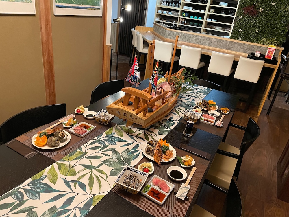 コンフォート ハウス 3 ベッドルーム 禁煙 オーシャンビュー(海鮮船盛料理 和朝食/貸切クルージング45分付) 客室内のダイニングエリア3 | 南瀬戸ブルーリゾート 鹿老渡 KAROTO 風待ち邸