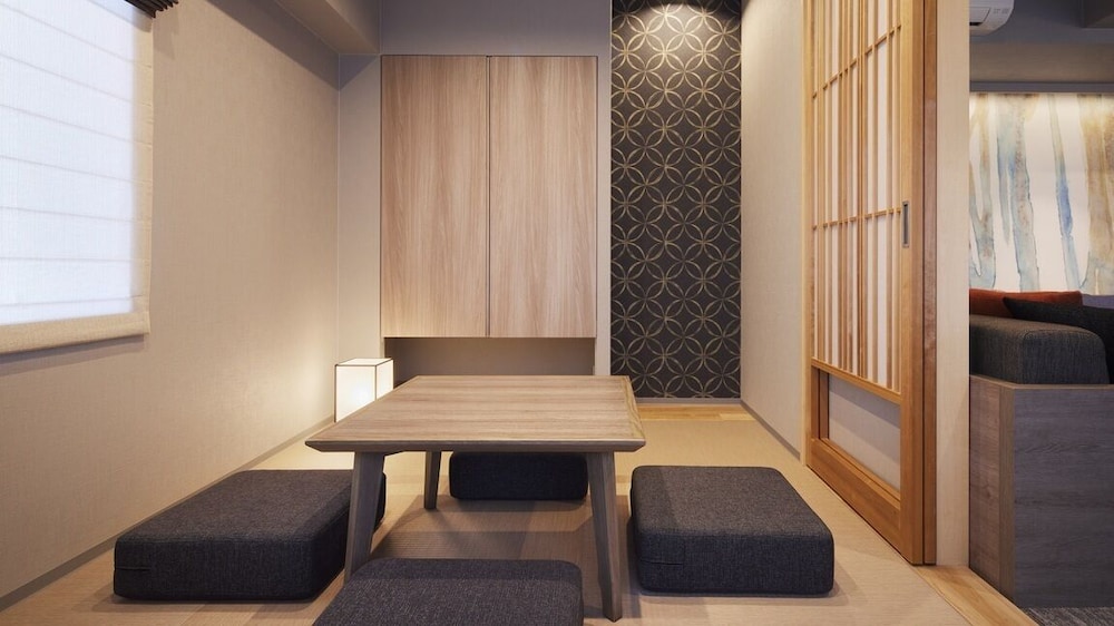 プレミアムスイート　1ベッドルーム　5ベッド 禁煙 リビング エリア1 | Minn 清水五条