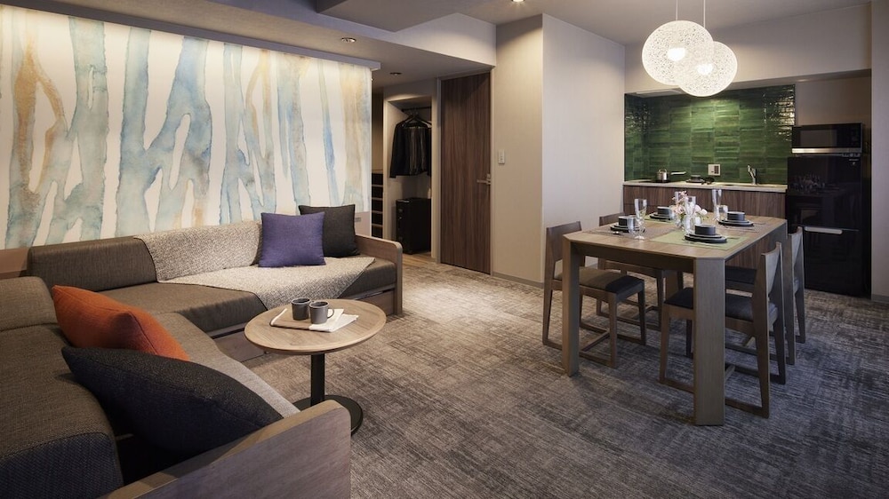 プレミアムスイート　1ベッドルーム　5ベッド 禁煙 リビング エリア2 | Minn 清水五条