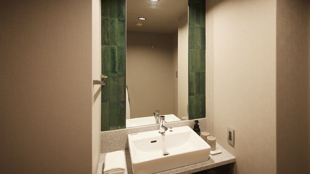 スタンダード　3ベッド 禁煙 バスルームのシンク0 | Minn 清水五条