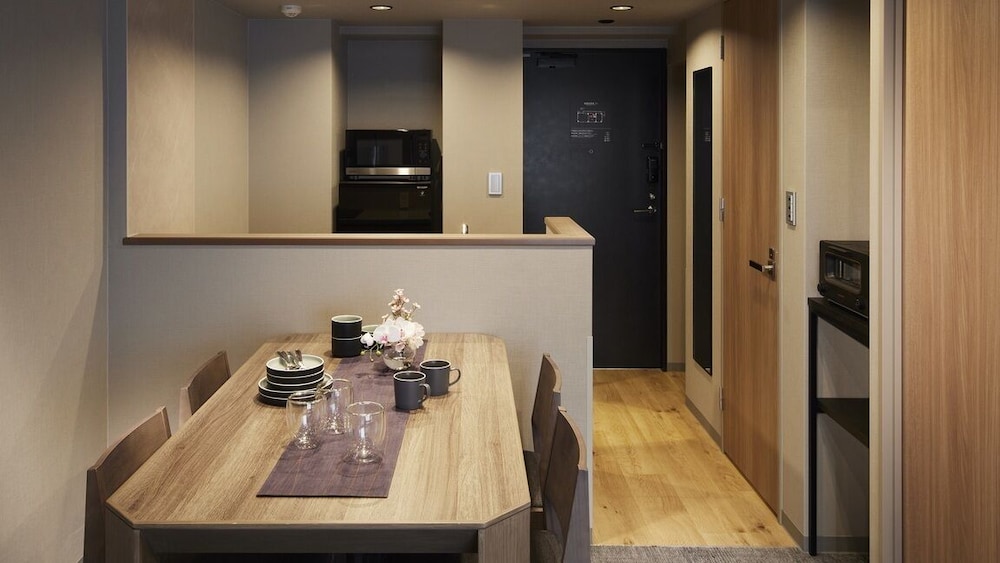 モデレート4ベッド（和室付き） 禁煙 リビング エリア1 | Minn 清水五条