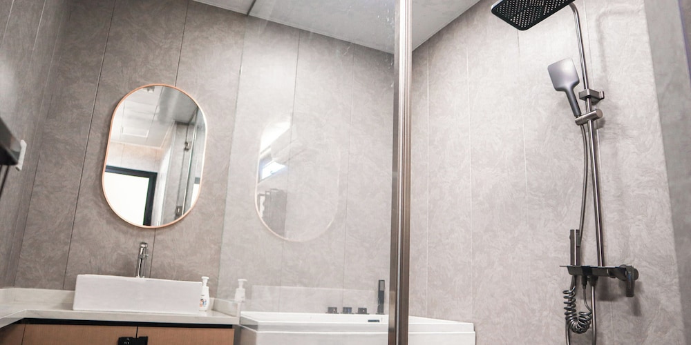 スーペリア コテージ 2 ベッドルーム ペット不可 海側 バスルーム1 | ヴィラミクリ角島