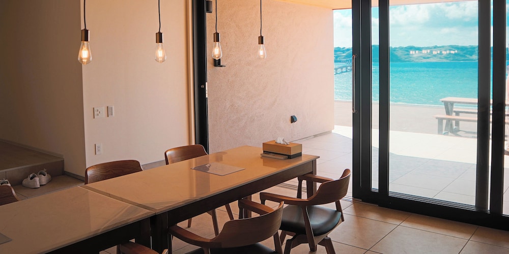 デラックス ヴィラ 2 ベッドルーム ペット不可 オーシャンビュー 客室内のダイニングエリア0 | ヴィラミクリ角島