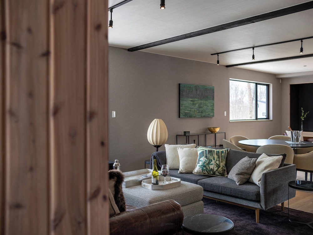 シャレー 4 ベッドルーム マウンテンビュー リビング エリア2 | Shousugi Chalet by Elite Havens