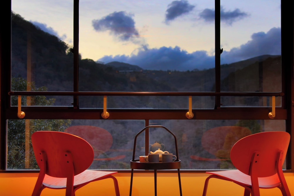 デラックス 4 人部屋 禁煙 マウンテンビュー 客室3 | 箱根翠泉