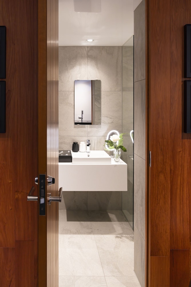 パノラミック スイート 1 ベッドルーム バスルーム1 | Kamo Residences by Reflections