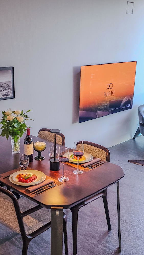 ラグジュアリー スイート 1 ベッドルーム 客室内のダイニングエリア1 | Kamo Residences by Reflections
