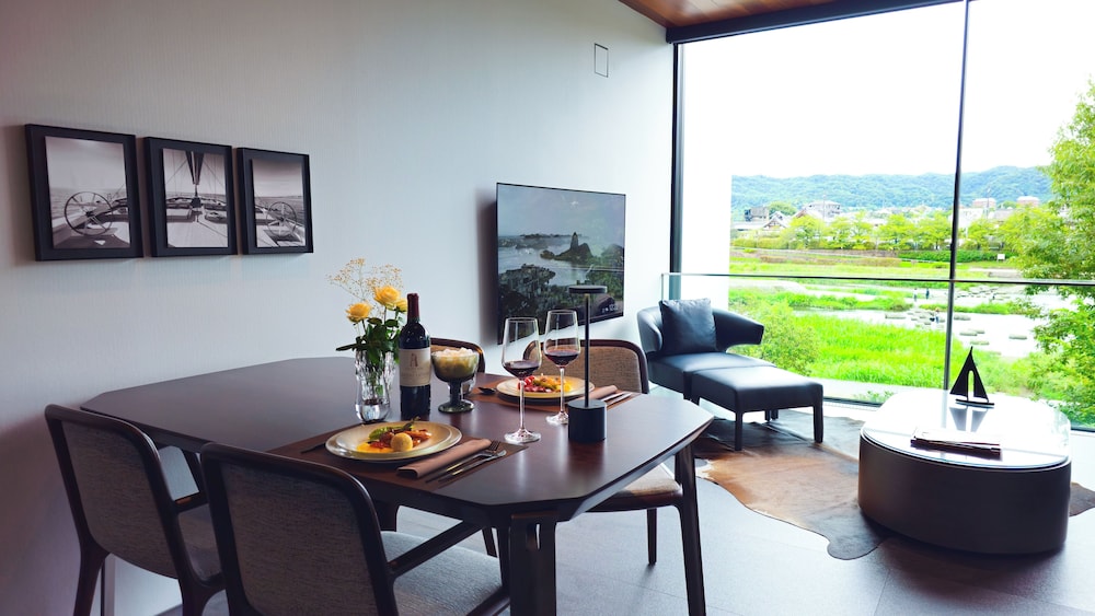 エグゼクティブ スイート 1 ベッドルーム 客室内のダイニングエリア1 | Kamo Residences by Reflections