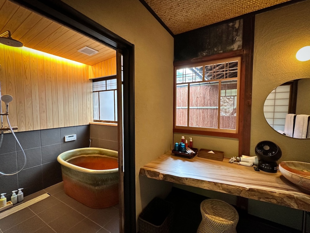 蛍火 HOTARUBI 101 部屋貸し 禁煙 (フロント施設から2.4km) バスルーム2 | NIPPONIA 美山鶴ヶ岡 山の郷