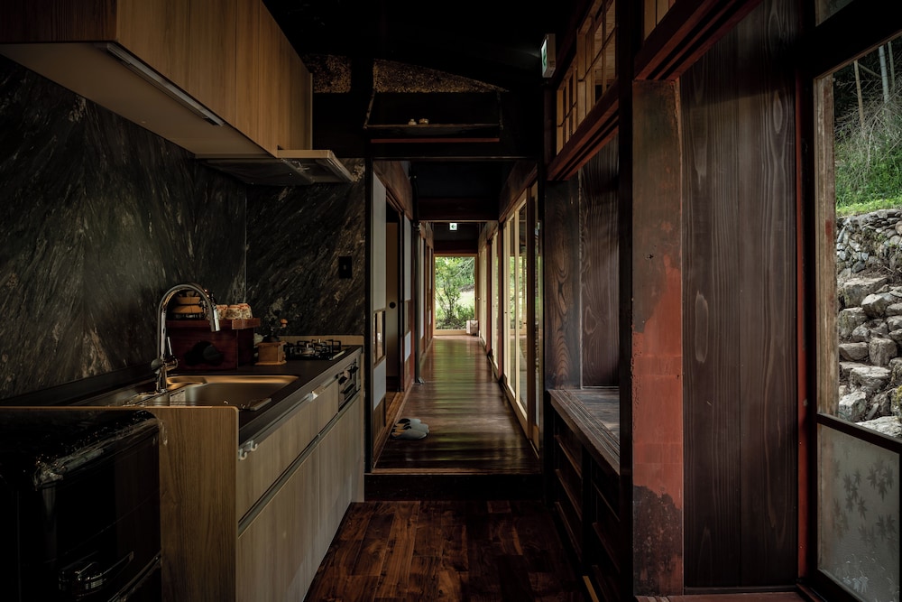 蛍火 HOTARUBI 101 部屋貸し 禁煙 (フロント施設から2.4km) 専用キッチン0 | NIPPONIA 美山鶴ヶ岡 山の郷