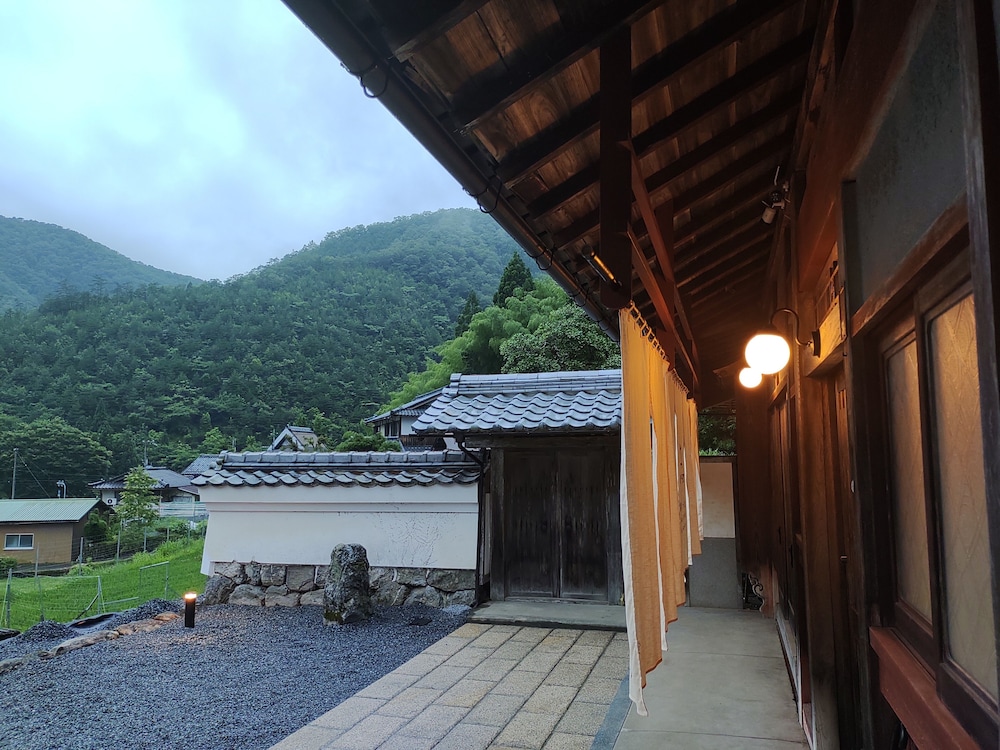 蛍火 HOTARUBI 102 部屋貸し 禁煙 (フロント施設から2.4km) マウンテン ビュー2 | NIPPONIA 美山鶴ヶ岡 山の郷