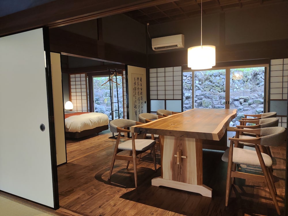 蛍火 HOTARUBI 101 部屋貸し 禁煙 (フロント施設から2.4km) リビング エリア1 | NIPPONIA 美山鶴ヶ岡 山の郷