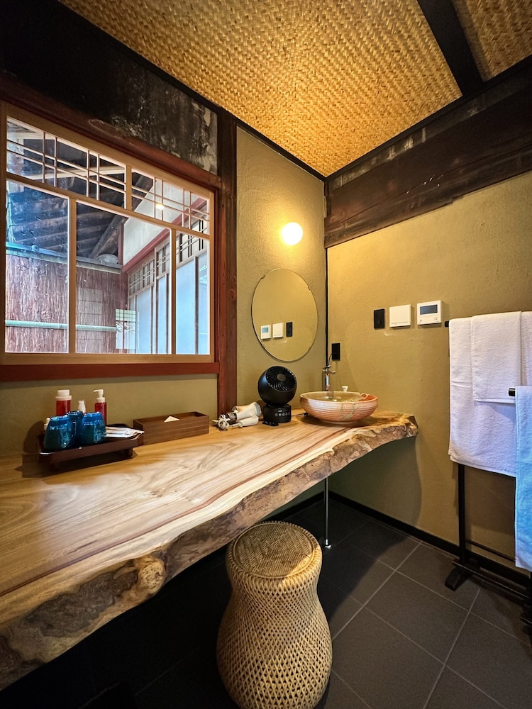 蛍火 HOTARUBI 101 部屋貸し 禁煙 (フロント施設から2.4km) バスルーム1 | NIPPONIA 美山鶴ヶ岡 山の郷