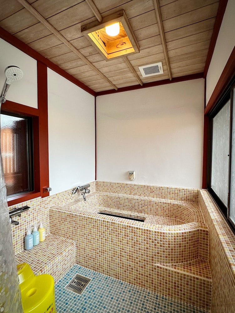 蛍火 HOTARUBI 102 部屋貸し 禁煙 (フロント施設から2.4km) バスルーム2 | NIPPONIA 美山鶴ヶ岡 山の郷