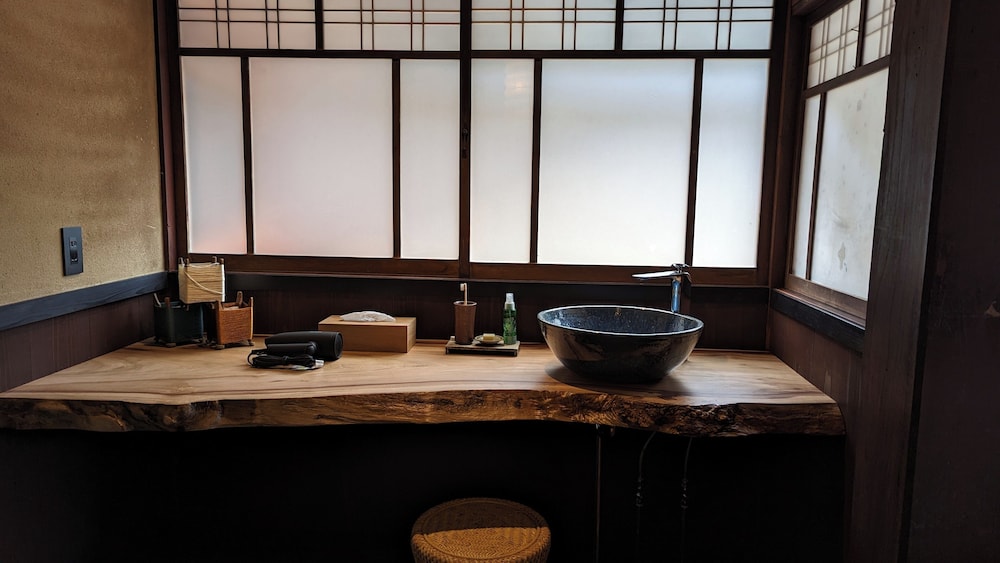 蛍火 HOTARUBI 102 部屋貸し 禁煙 (フロント施設から2.4km) 客室10 | NIPPONIA 美山鶴ヶ岡 山の郷