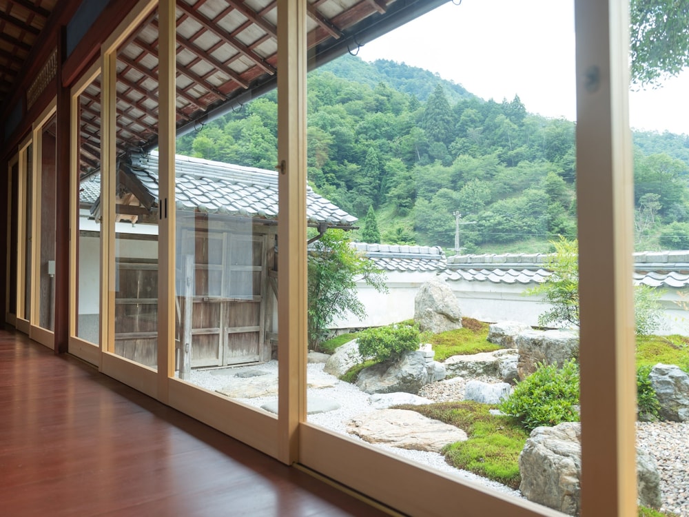 蛍火 HOTARUBI 101 部屋貸し 禁煙 (フロント施設から2.4km) 客室31 | NIPPONIA 美山鶴ヶ岡 山の郷