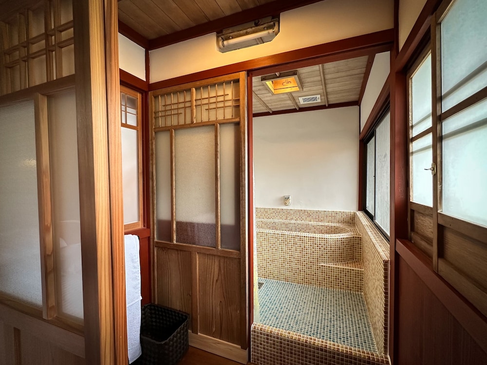 蛍火 HOTARUBI 102 部屋貸し 禁煙 (フロント施設から2.4km) バスルーム3 | NIPPONIA 美山鶴ヶ岡 山の郷
