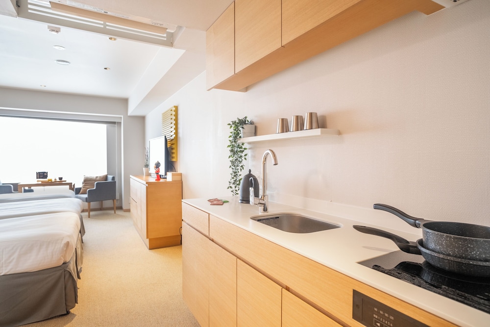 デラックス スイート シングルベッド 3 台 禁煙 (Residence) 専用簡易キッチン1 | KABIN Taka