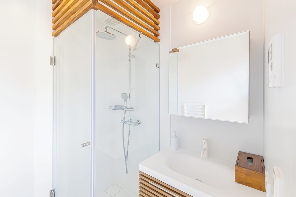 スタンダード ダブルルーム ダブルベッド 1 台 禁煙 バスルーム0 | イノセンスリゾート -in 千葉レゾール -