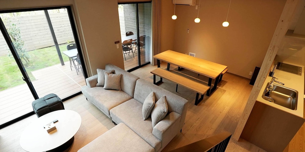 [C棟] 105平米/天然温泉, サウナ, テラス付き リビング エリア1 | Rakuten STAY VILLA 日光