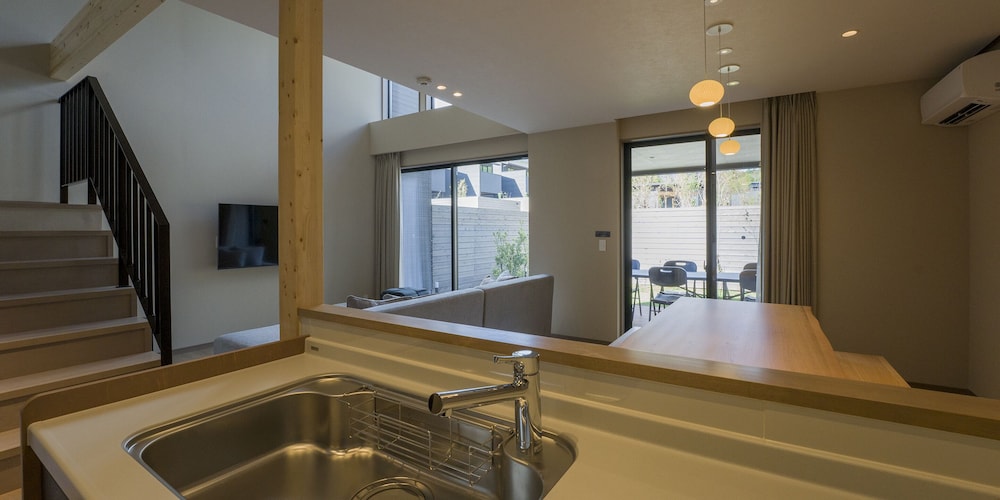 [C棟] 105平米/天然温泉, サウナ, テラス付き リビング エリア2 | Rakuten STAY VILLA 日光